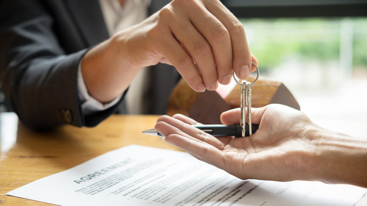 Mora no exterior e deseja comprar um imóvel no Brasil